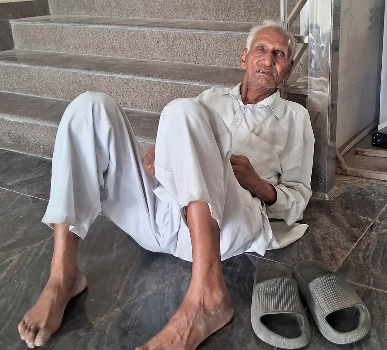 An elderly man who has been struggling for four years begins a hunger strike.