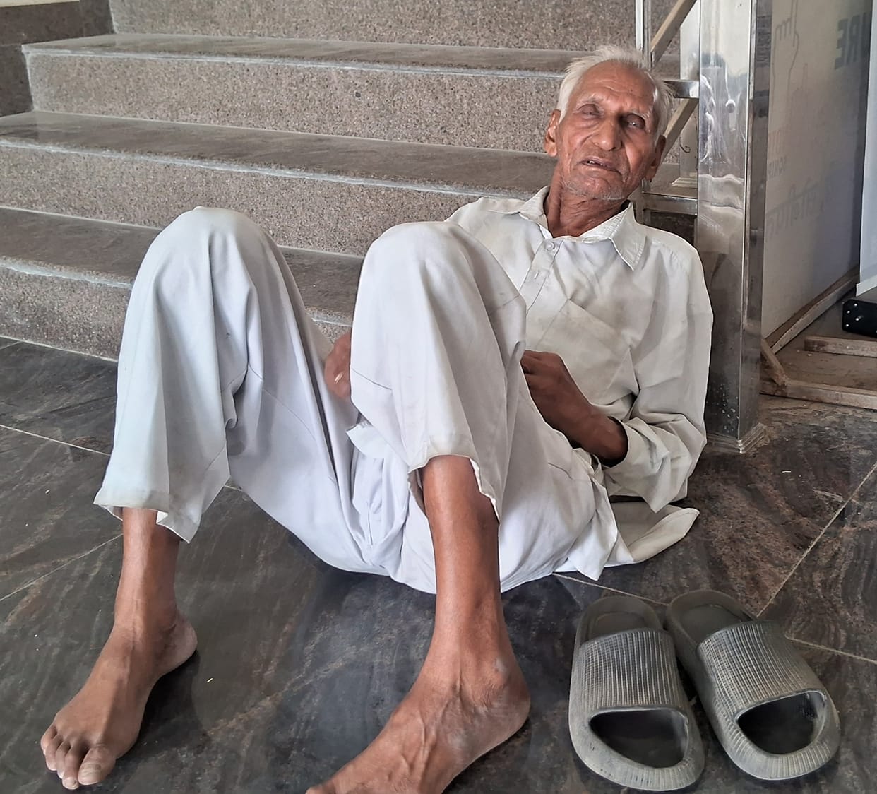 An elderly man who has been struggling for four years begins a hunger strike.