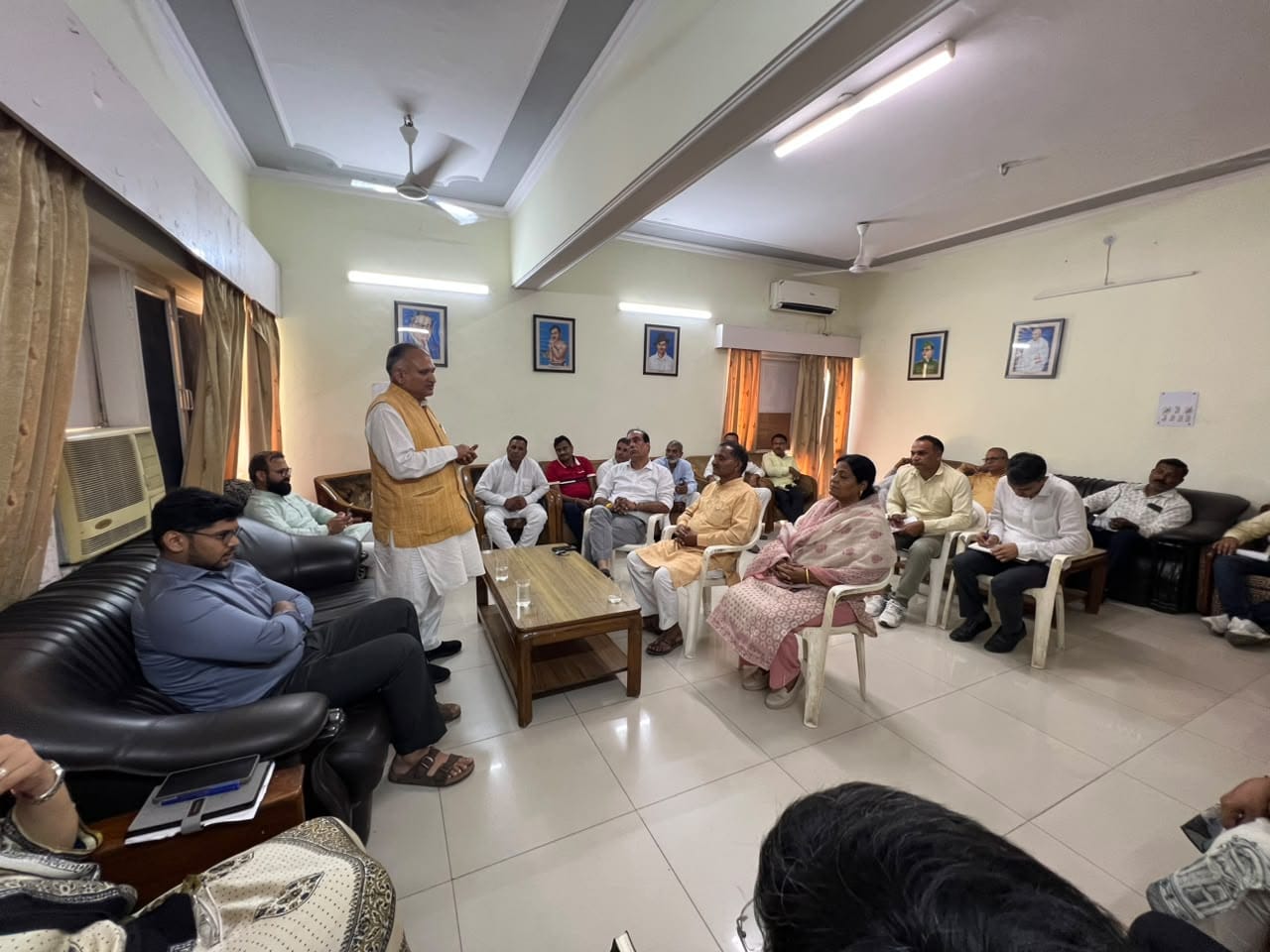 फोटो : सोनीपत के पीडब्ल्यूडी विश्राम गृह में हुई बैठक को संबोधित करते मेयर राजीव जैन। स्रोत: 