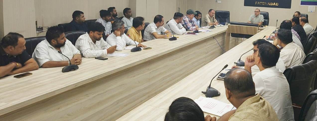 फतेहाबाद। बैठक में आढ़ती, मिलर्स व एजेंसियों के साथ धान की खरीद को लेकर चर्चा करते डीसी। प्रशास