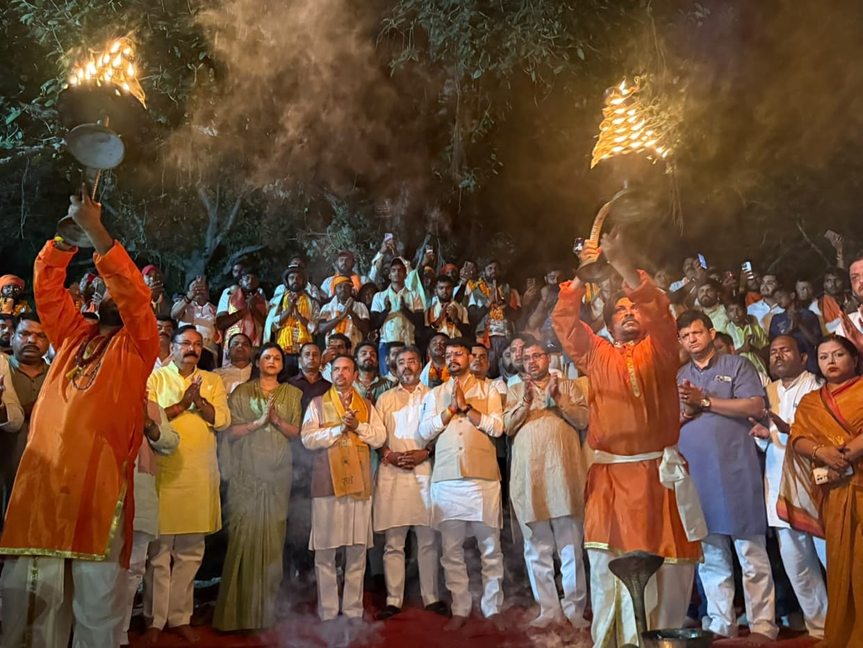The message of the pledge to serve resonated amidst the Yamuna Aarti.