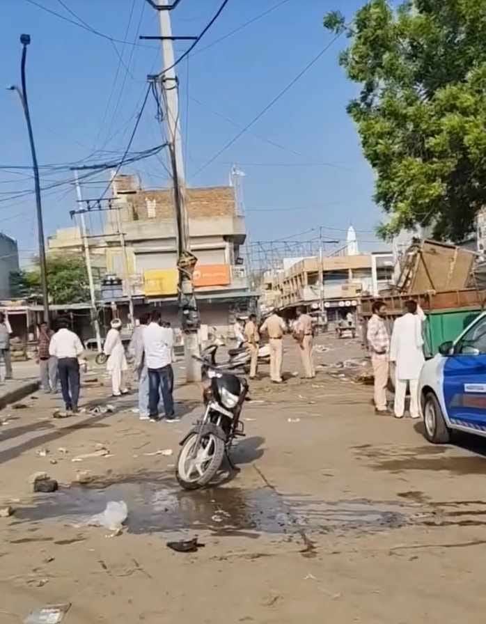 फतेहाबाद के हंस मार्केट में रेहडियां हटाने की कार्रवाई करते हुए स्त्रोत नगर परिषद