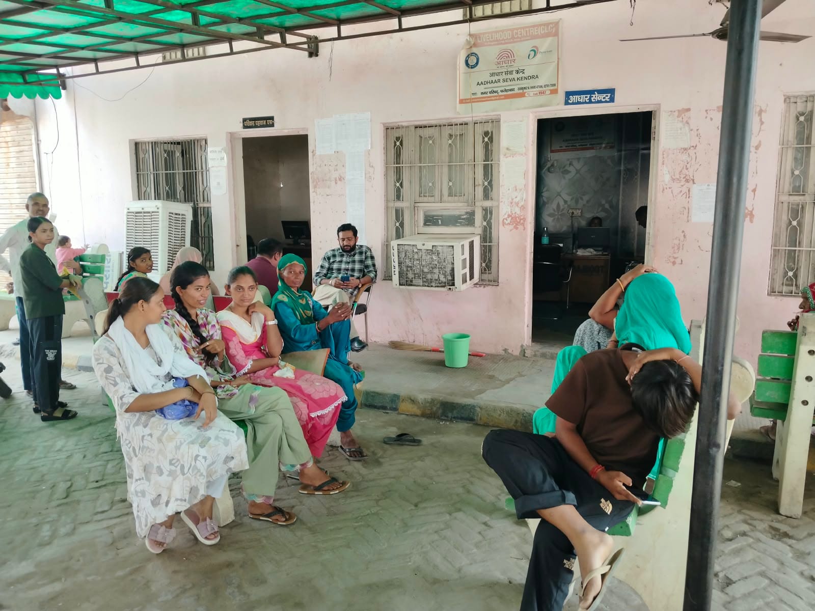 फतेहाबाद के नगर परिषद कार्यालय में लाइट जाने पर इंतजार करते हुए लोग संवाद