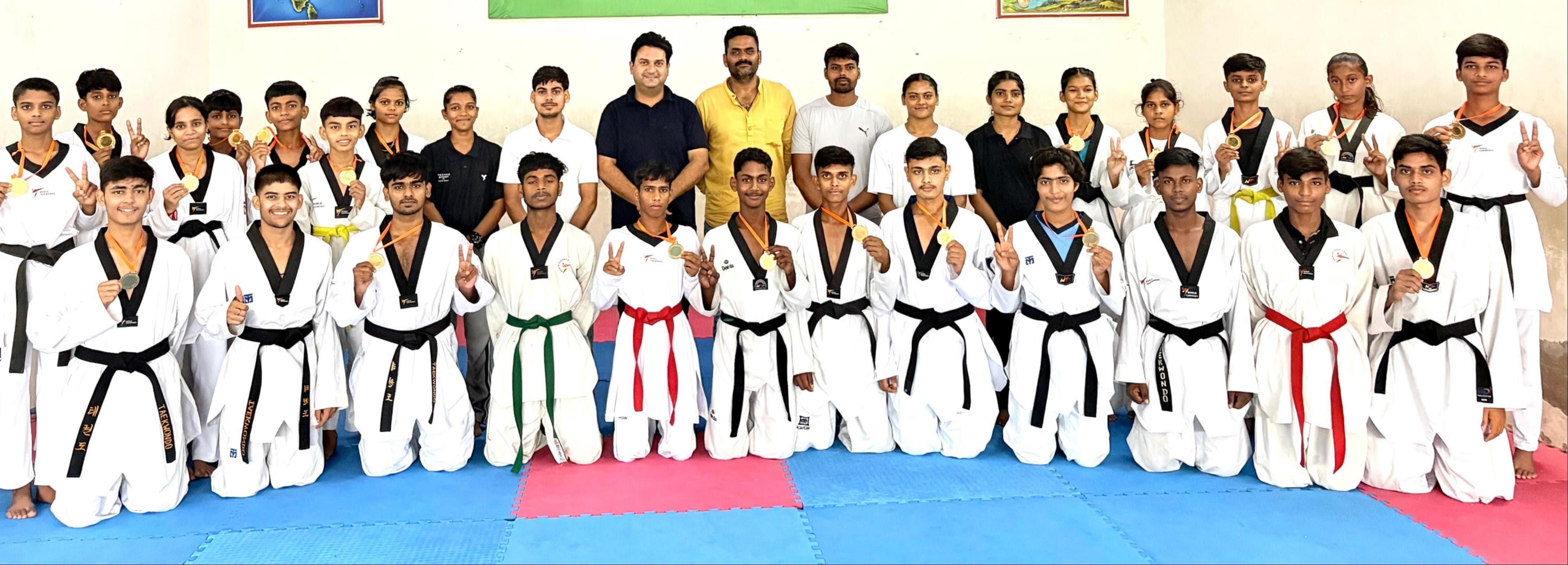 गैबिपुर के गौतम स्पोर्ट्स एकेडमी में जिला स्तरीय अंतर विद्यालयी ताईक्वांडो प्रतियोगिता के पदक व