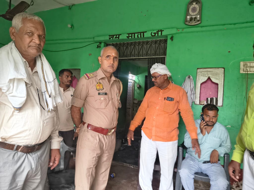 गौरी बाजार-ओमान मिसाइल हमले में सूरज की मौत के बाद घर पहुंचे लोग