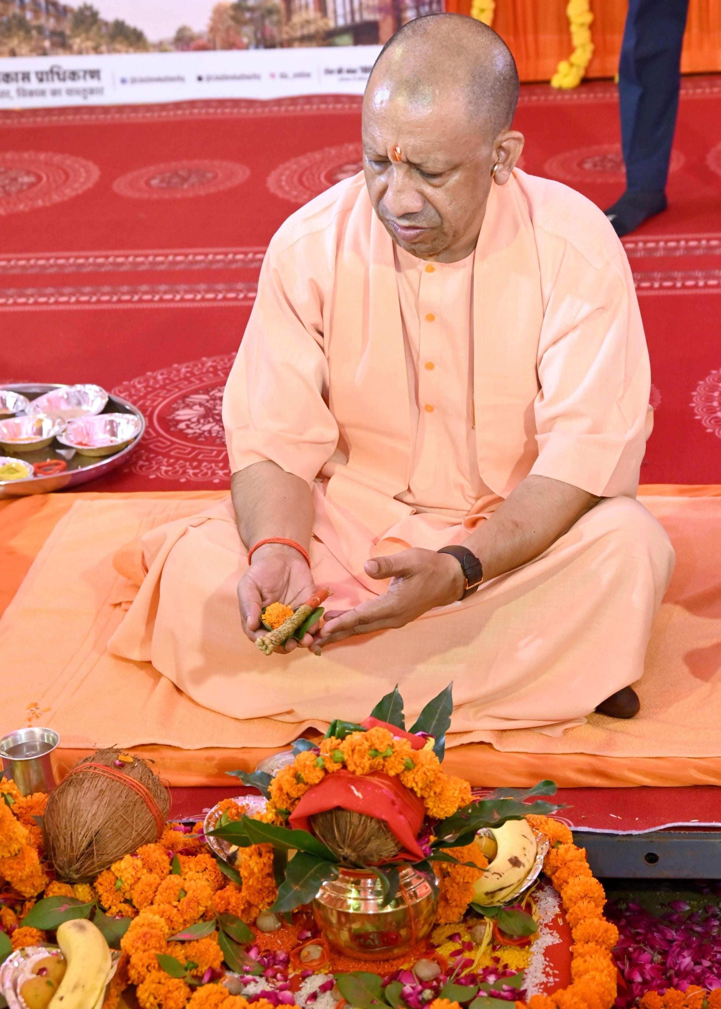 ग्राम दोना, आगरा एक्सप्रेसवे के पास वरुण विहार योजना व नैमिष नगर योजना का भूमि पूजन करते मुख्यम
