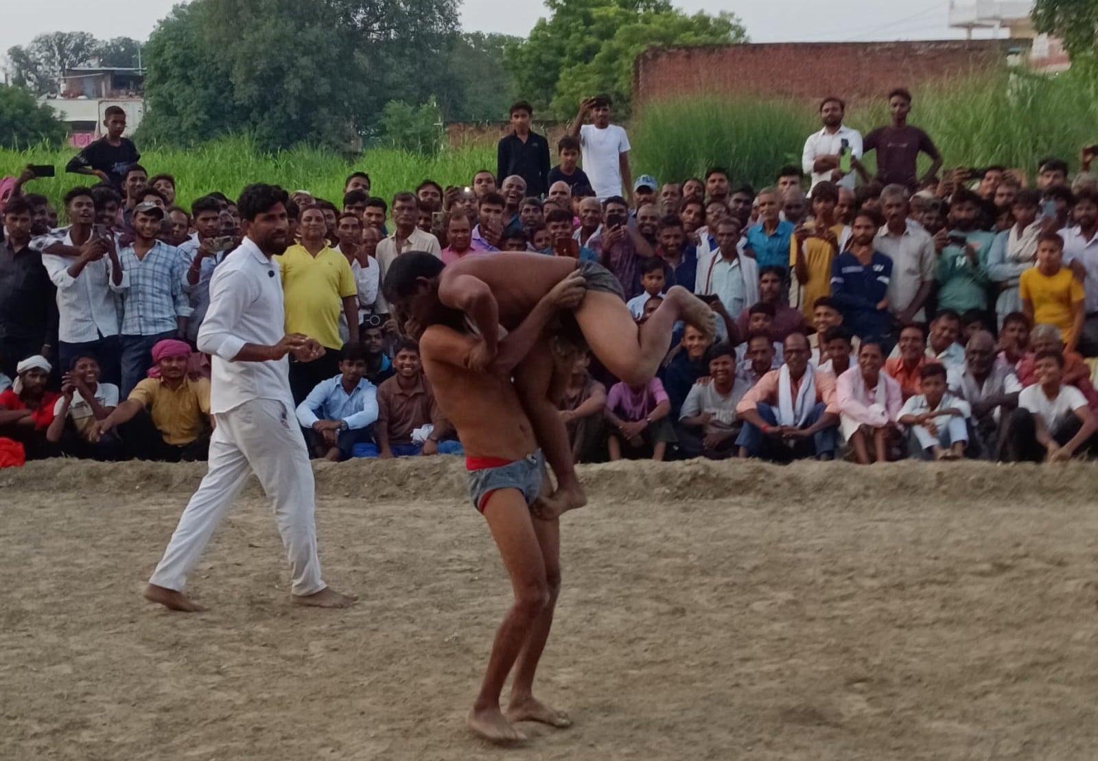 Ramesh from Bhadohi emerged victorious by pinning Durgesh Pehalwan from Prayagraj