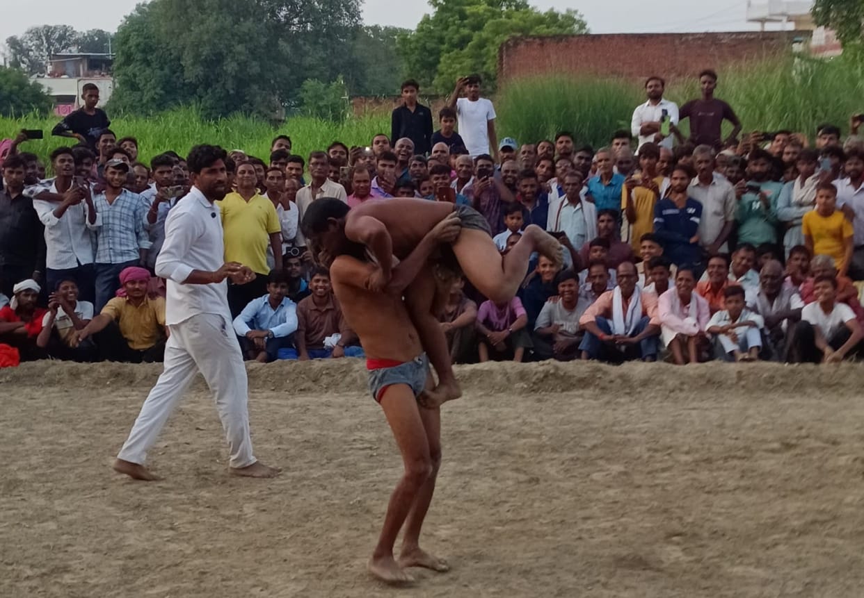 Ramesh from Bhadohi emerged victorious by pinning Durgesh Pehalwan from Prayagraj