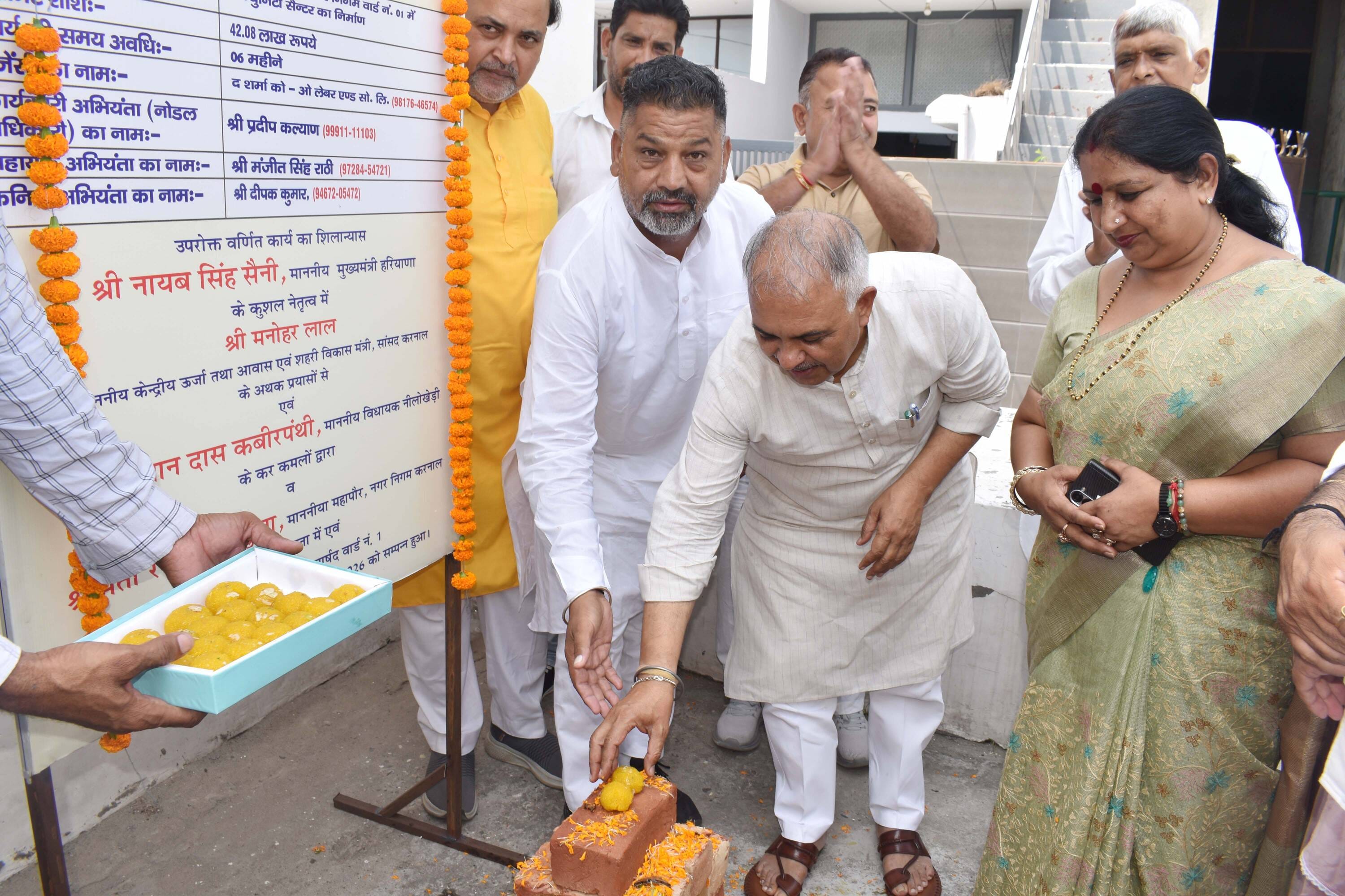 गांव झंझाडी में विकास कार्य का शुभारंभ करती मेयर रेणु बाला गुप्ता और विधायक भगवान दास कबीरपंथी।