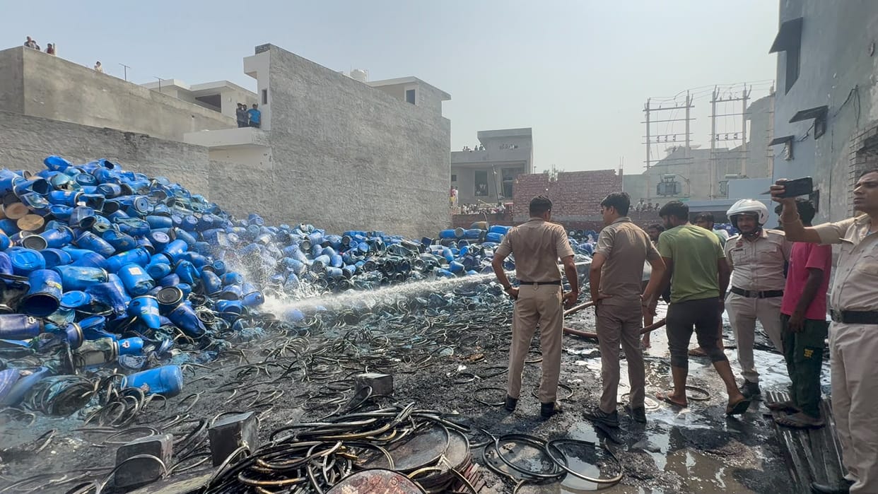 Fire breaks out at plastic drum warehouse; losses estimated in the lakhs.