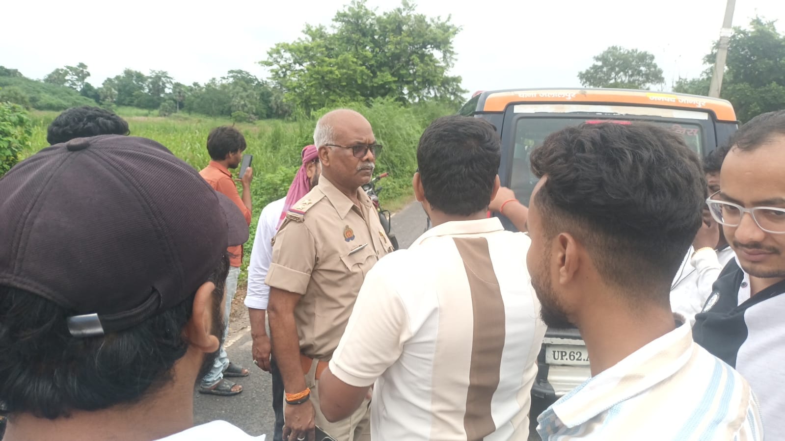 हुंसेपुर गांव के पास वाहन से कूदने के बाद अपहृत किशोरी से पूछताछ करती जलालपुर पुलिस। संवाद