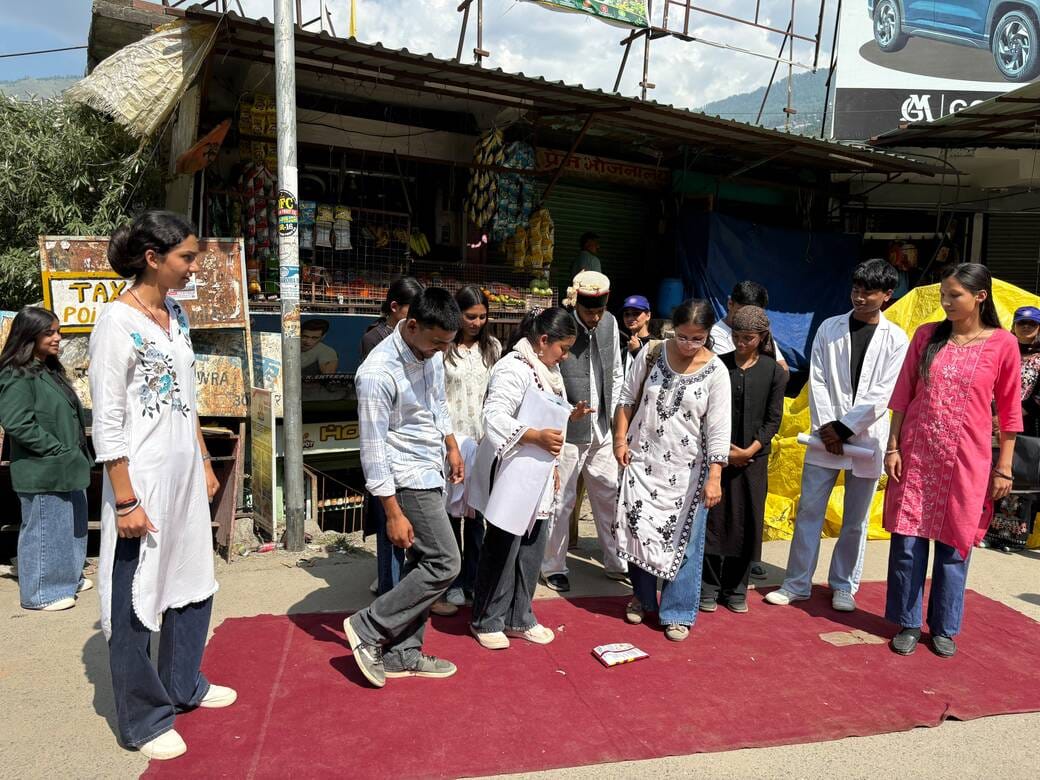 हाटकोटी बाजार में नुक्कड़ नाटिका का मंचन करते सरस्वतीनगर काॅलेज के छात्र। संवाद