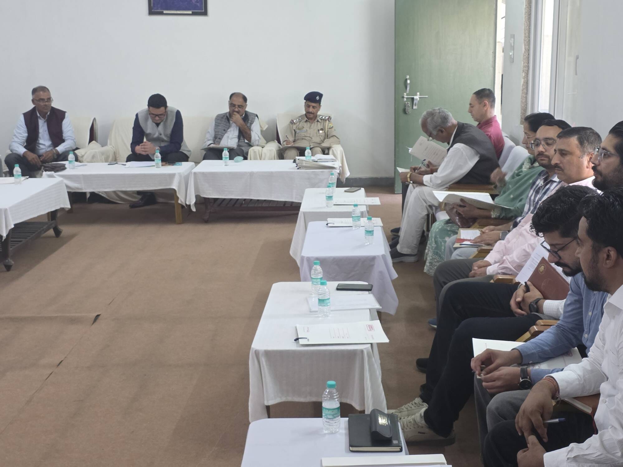 हाटकोटी दुर्गा माता मंदिर में नवरात्र की तैयारियों को लेकर आयोजित बैठक में मौजूद एसडीएम गुरमीत 