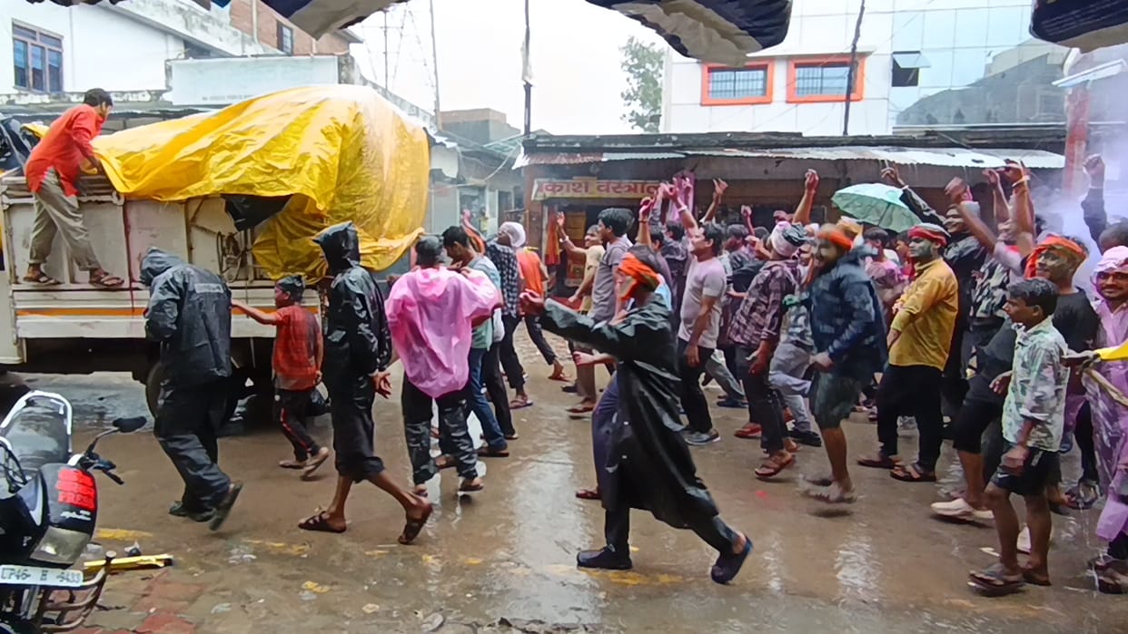 Vighnaharta's immersion procession taken out amidst the rain.