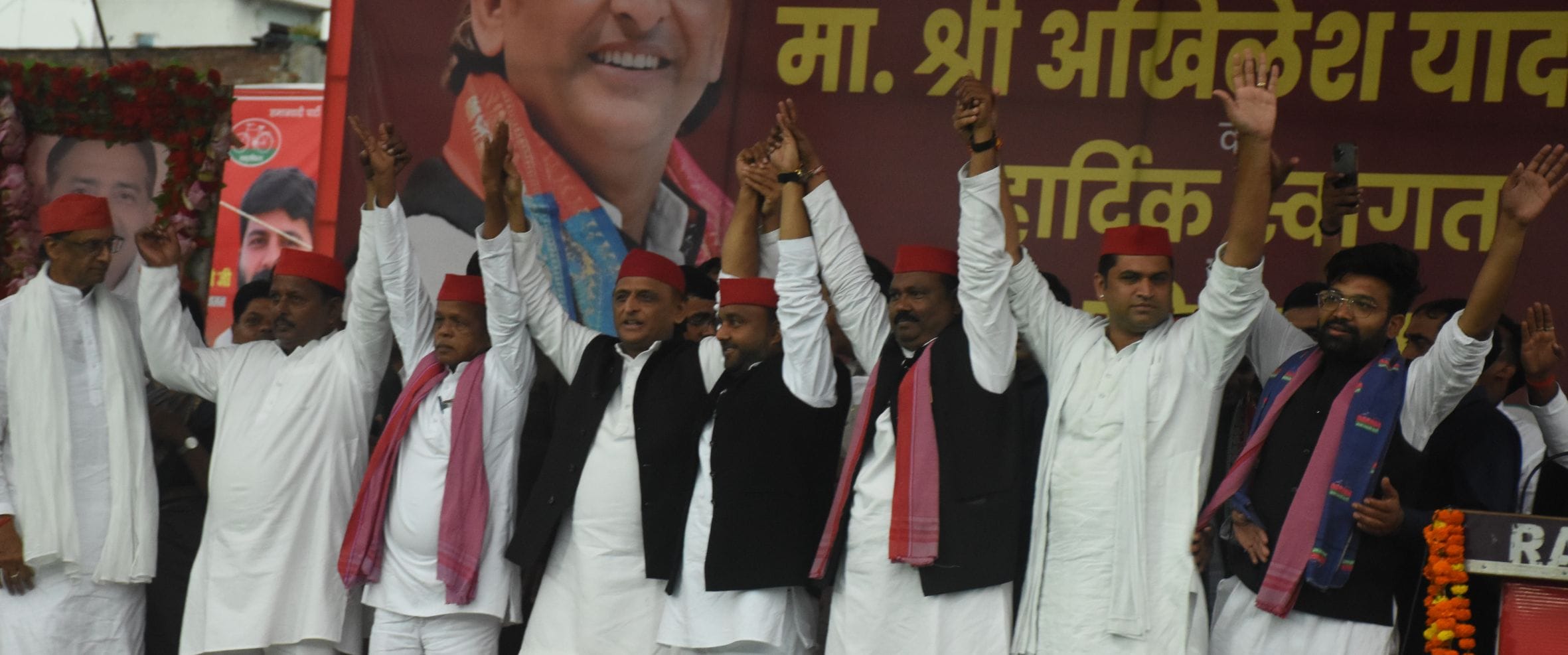 जीआईसी मैदान पर आयोजित जनसभा में सपा के पदाधिकारियों के साथ पूर्व मुख्यमंत्री अखिलेश यादव।