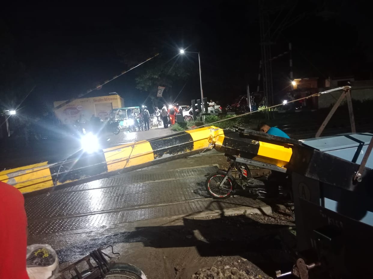 Boom broken by pickup collision, traffic remained closed for an hour