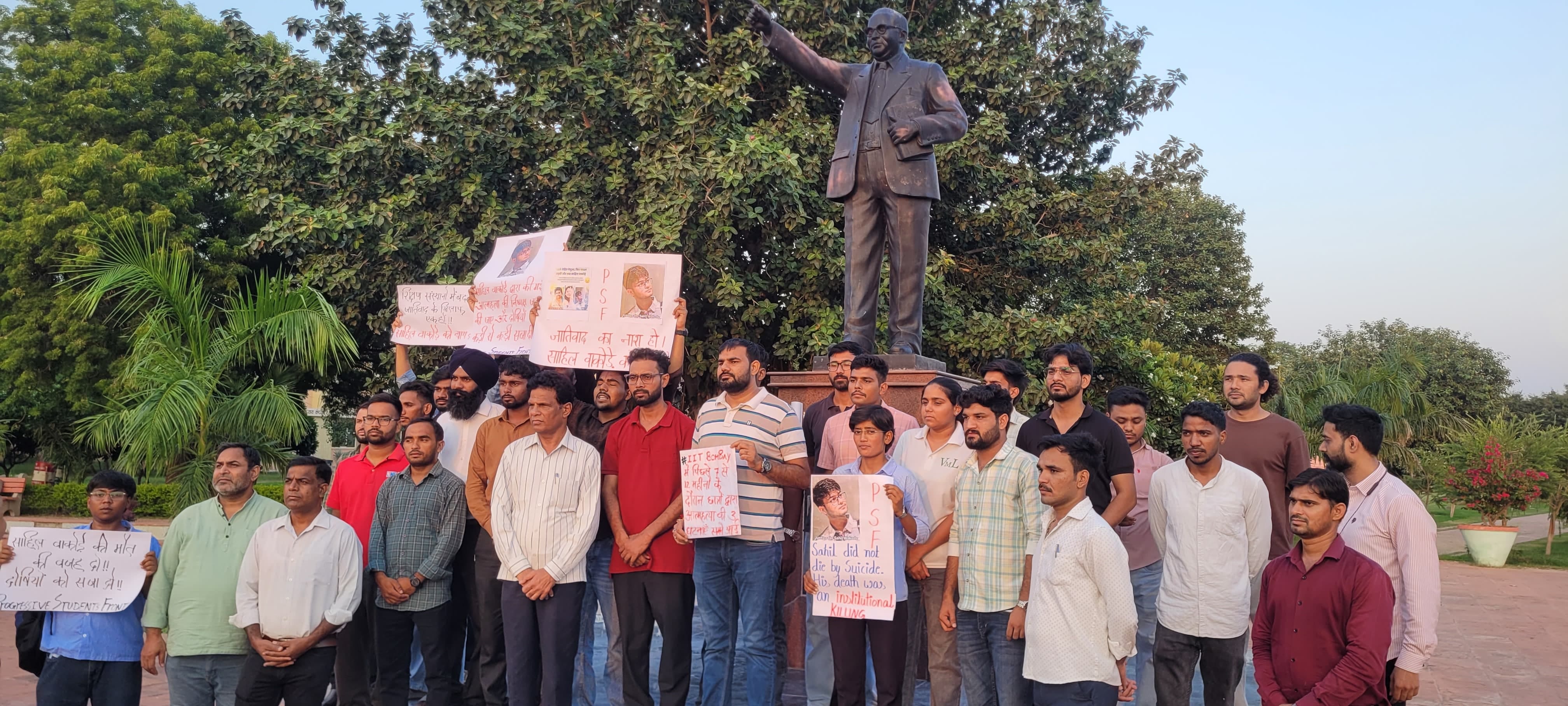 जीजेयू परिसर हिसार में कैंडल मार्च निकालते छात्रनेता।