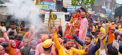 जलालाबाद में गणेश विसर्जन शोभायात्रा में झूमते श्रद्धालु। संवाद