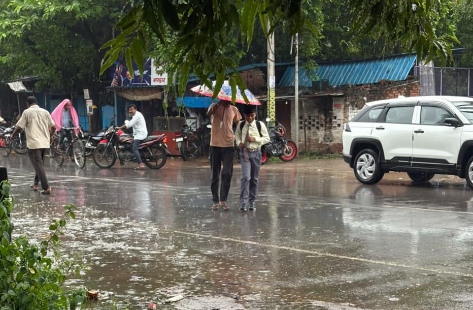 ज्ञानपुर नगर में सुबह के समय हो रही बरसात। संवाद