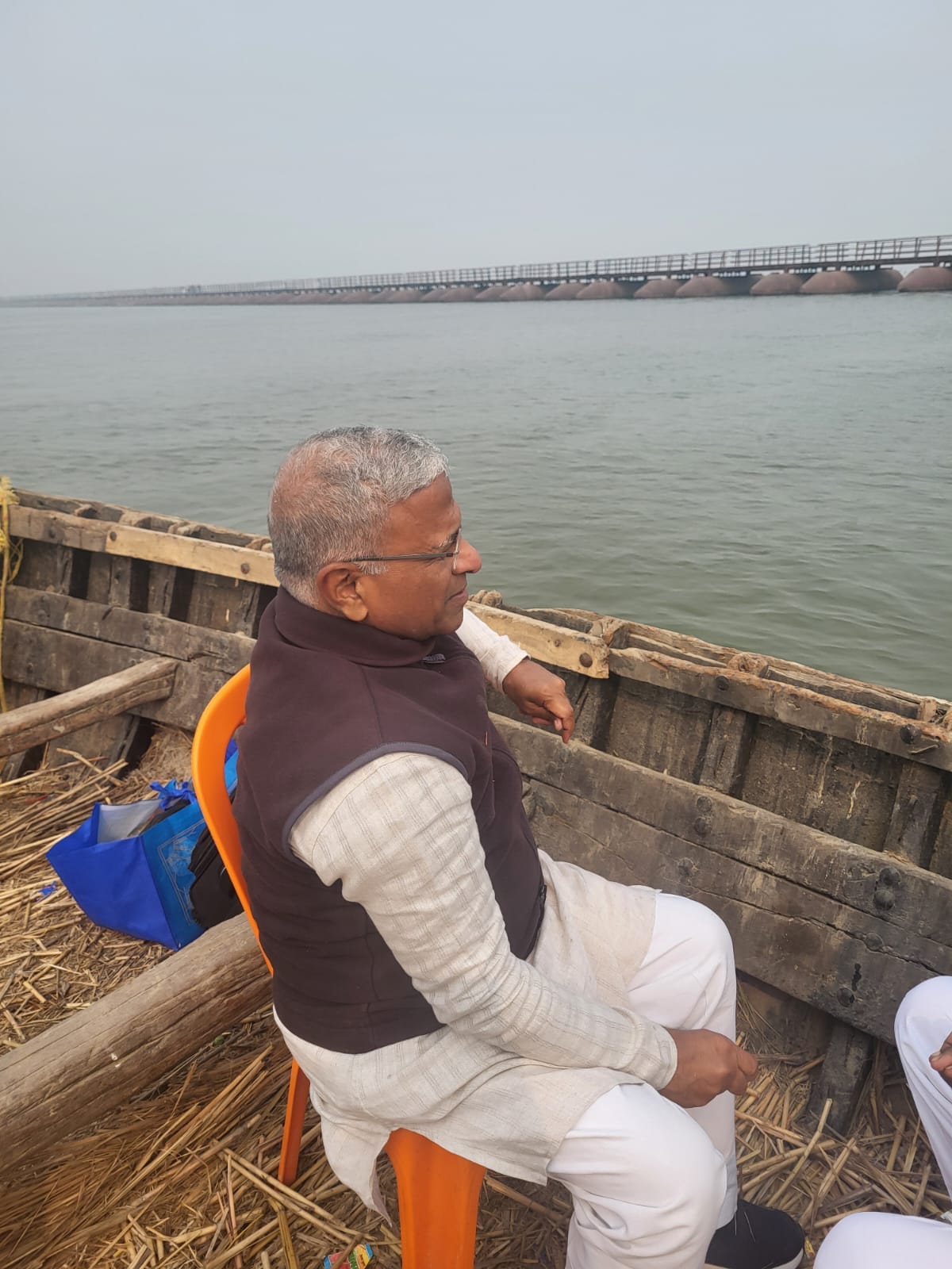 जयप्रकाशनगर क्षेत्र के इसी स्थान पर बनेगा आरा-बैरिया फोरलेन सड़क, तथा अपने गांव के लिए नाव से ज