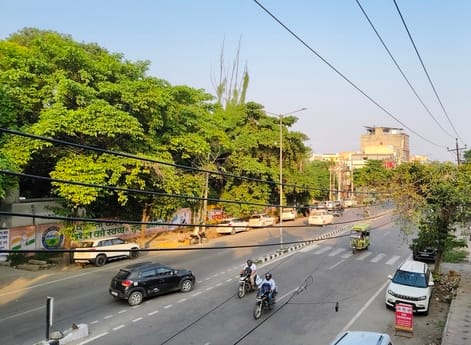 करनाल रोड पर आसमान में छाए बादल और साथ में खिली धूप। संवाद