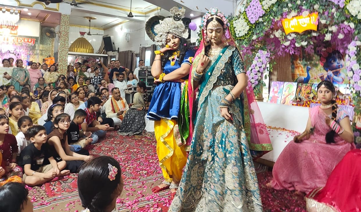 Devotees rejoiced during Radharani's Chhathi festival.
