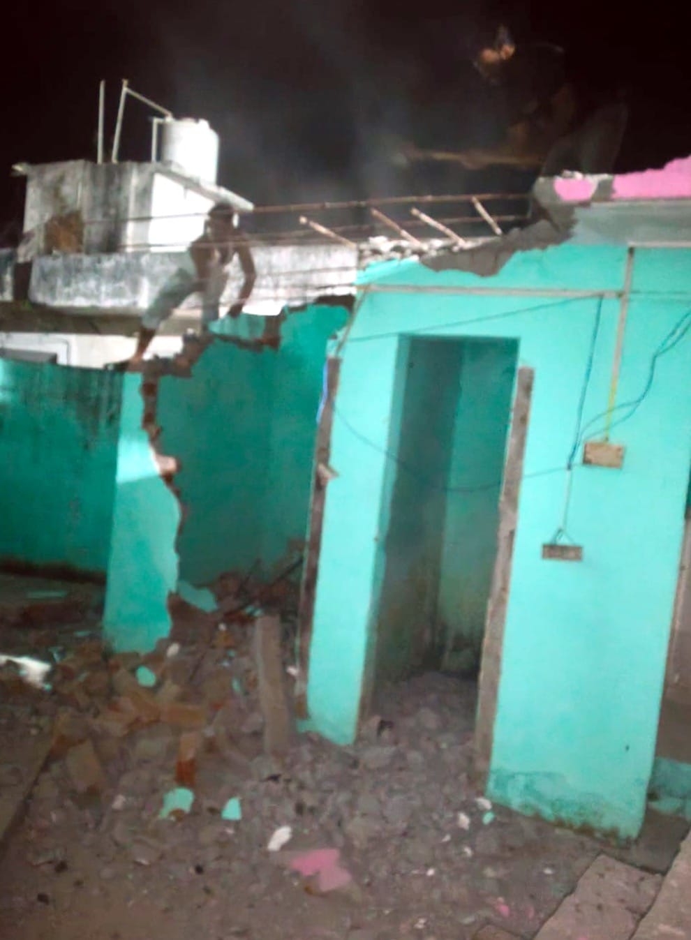कोतवाली देहात के ग्राम बनखला में मस्जिद के अंदर बने स्नानागार को तोडते हुए। स्रोत सोशल मीडिया