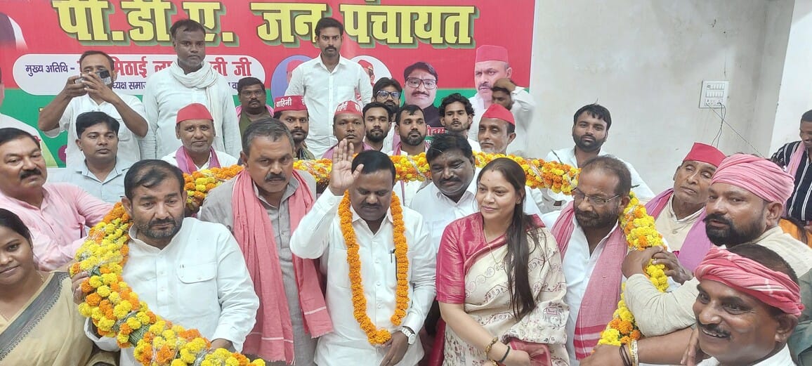 खमरिया में पीडीए जन पंचायत कार्यक्रम में मुख्य अतिथि का स्वागत करते लोग। स्रोत सपा