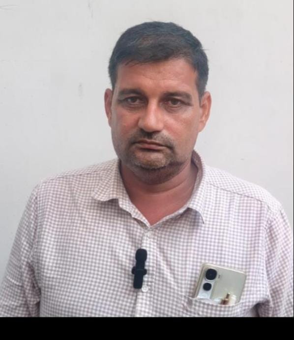 खनन अधिकारी द्वारा रिश्वत लेने की शिकायत करने वाला परमाल। संवाद