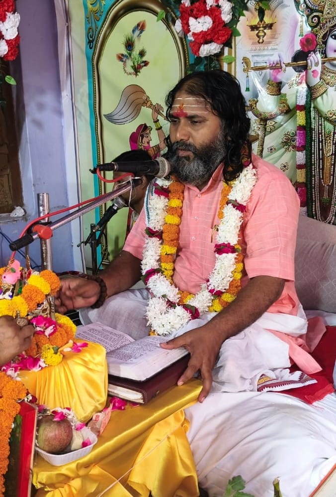 खरहटी चुडिहार में कथा सुनाते आचार्य शरद पांडेय। स्रोत स्वयं