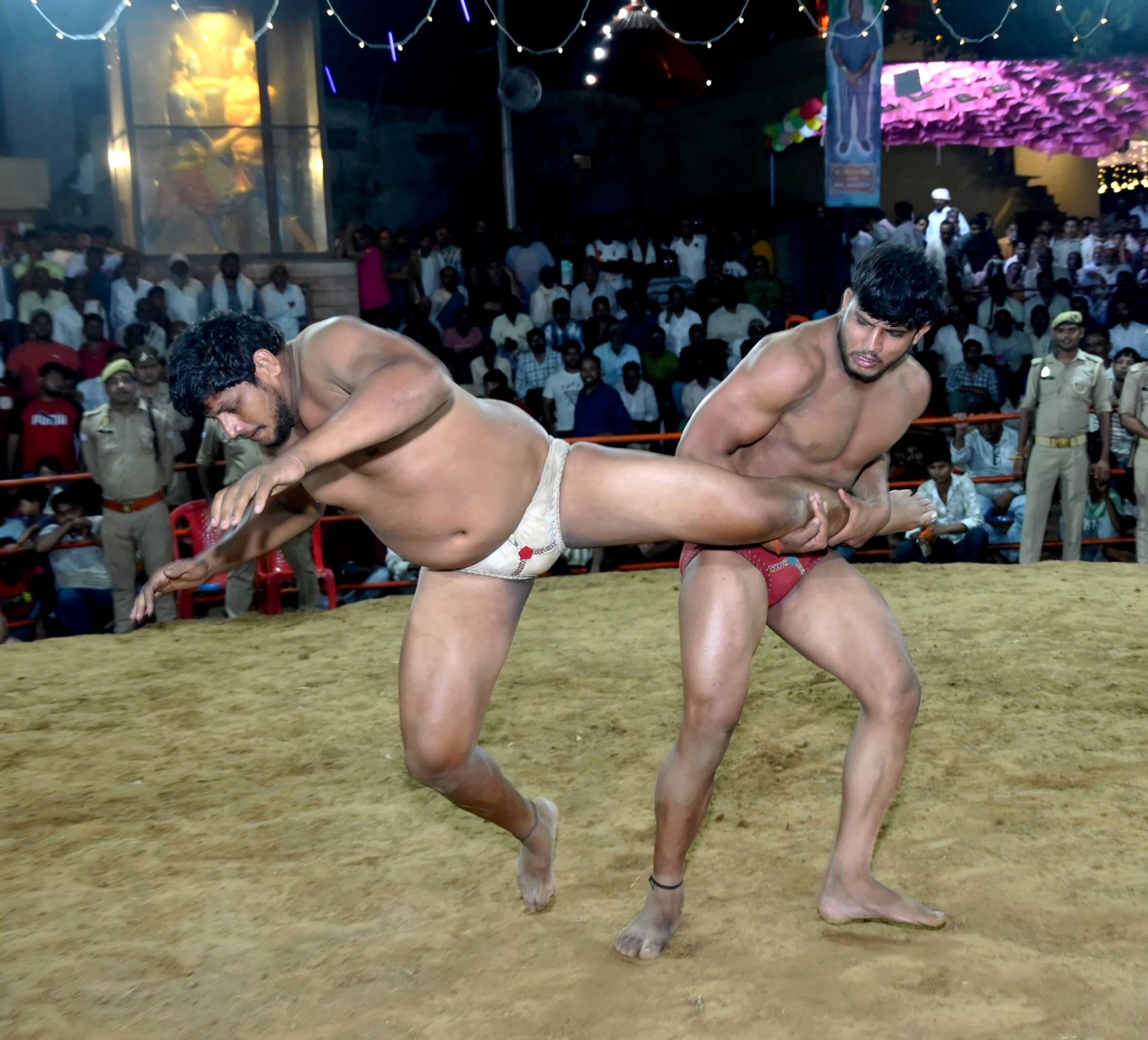 खेरेश्व परिसर में आयोजित दंगल में कुश्ती लड़ते पहलवान।