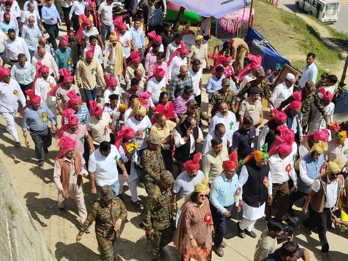 ख्योड़ मेले के समापन अवसर पर मेला स्थल तक निकली जलेब में भाग लेते उपमुख्यमंत्री व अन्य। संवाद