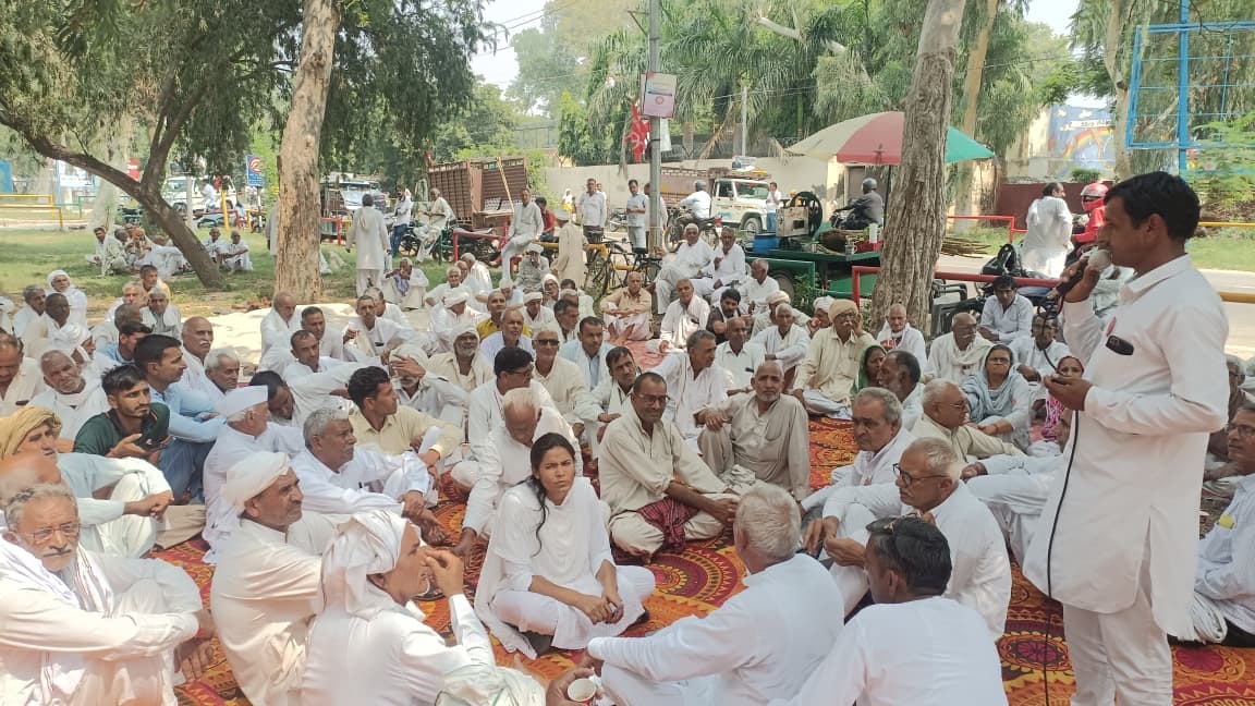 Demand to declare the district drought-hit; farmers stage a protest.