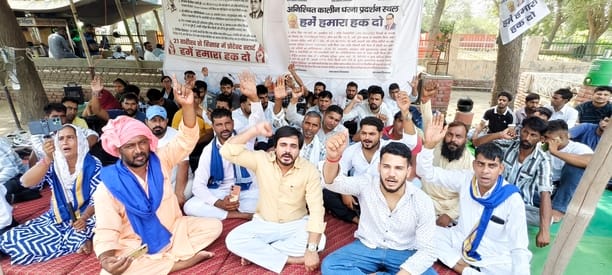 लघु सचिवालय के बाहर भीम आर्मी अपनी मांगों को लेकर प्रदर्शन करते हुए। 
