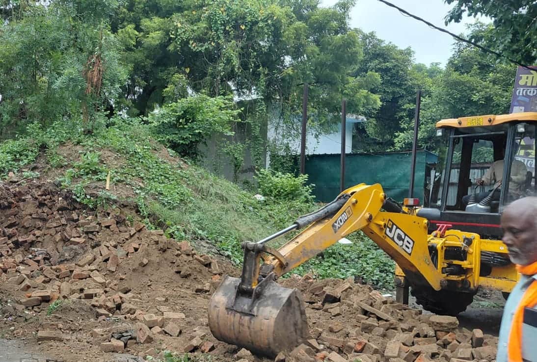लालगंज तहसील परिसर में अधिवक्ता संघ भवन के सामने से हटाया जा रहा मलबा। स्रोत-तहसील प्रशासन