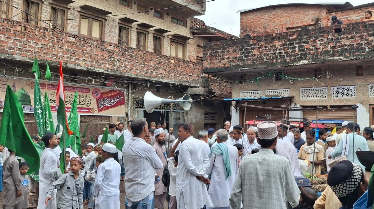 मुबारकपुर में जुलूस गौसिया में शामिल अंजुमन कलाम नात पाक व मन्कबत का नजराना पेश करते हुए। संवाद