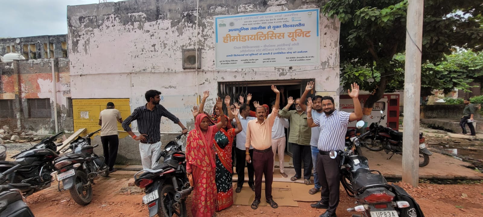 मेडिकल कॉलेज में स्थित डायलिसिस सेंटर के बाहर  आक्रोश जताते मरीज व तीमारदार। संवाद