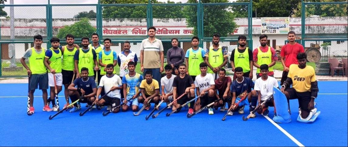 Selection of 10 players for the senior men's hockey competition.