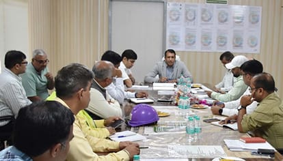 माजरा एम्स संस्थान परिसर में एम्स के सीईओ एवं कार्यकारी निदेशक डॉ. डीएन शर्मा बातचीत करते। स्रो