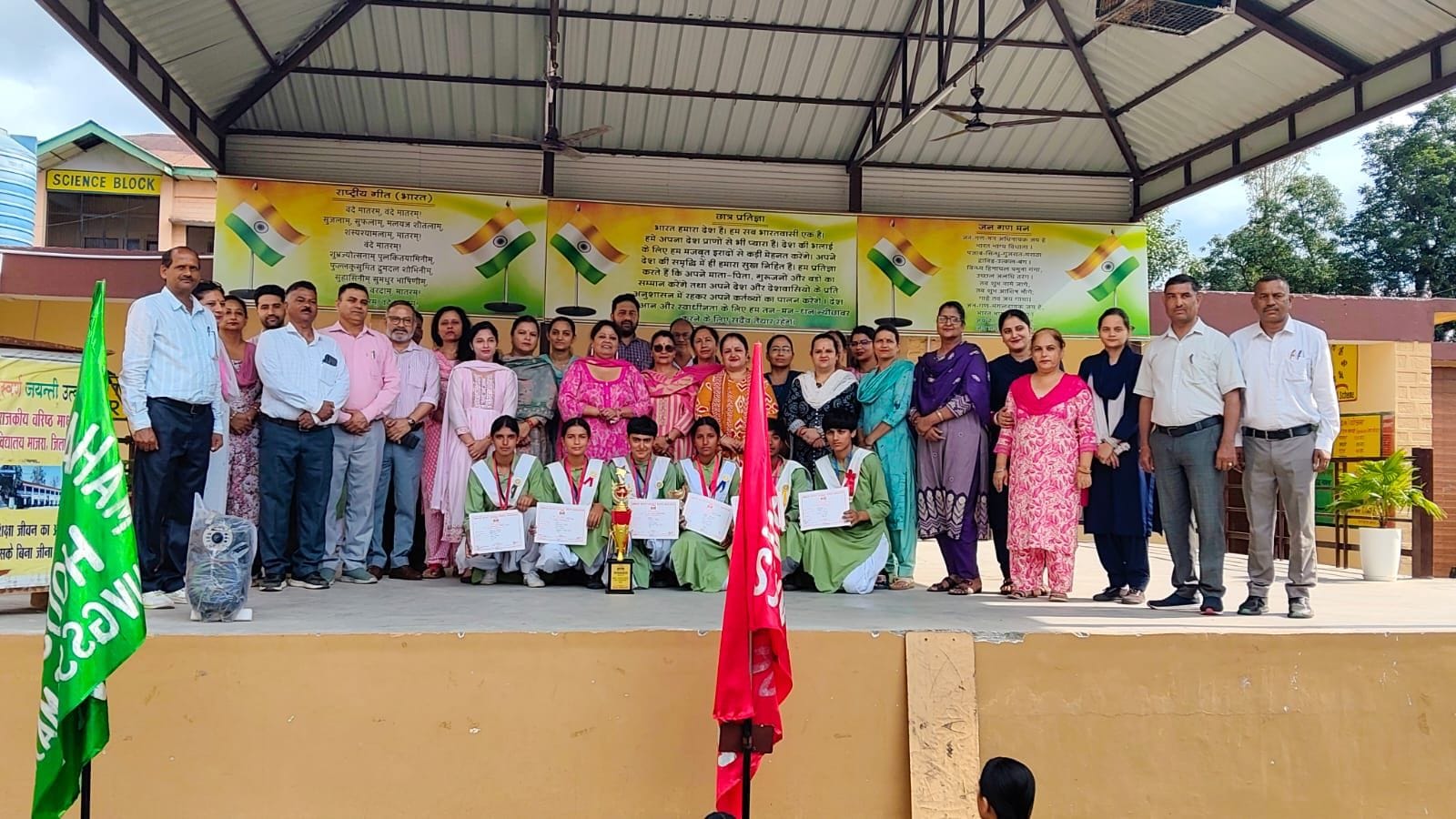 माजरा स्कूल में अंडर-19 खेलकूद में सर्वश्रेष्ठ प्रदर्शन करने वाली छात्राएं व स्कूल स्टॉफ। स्रोत