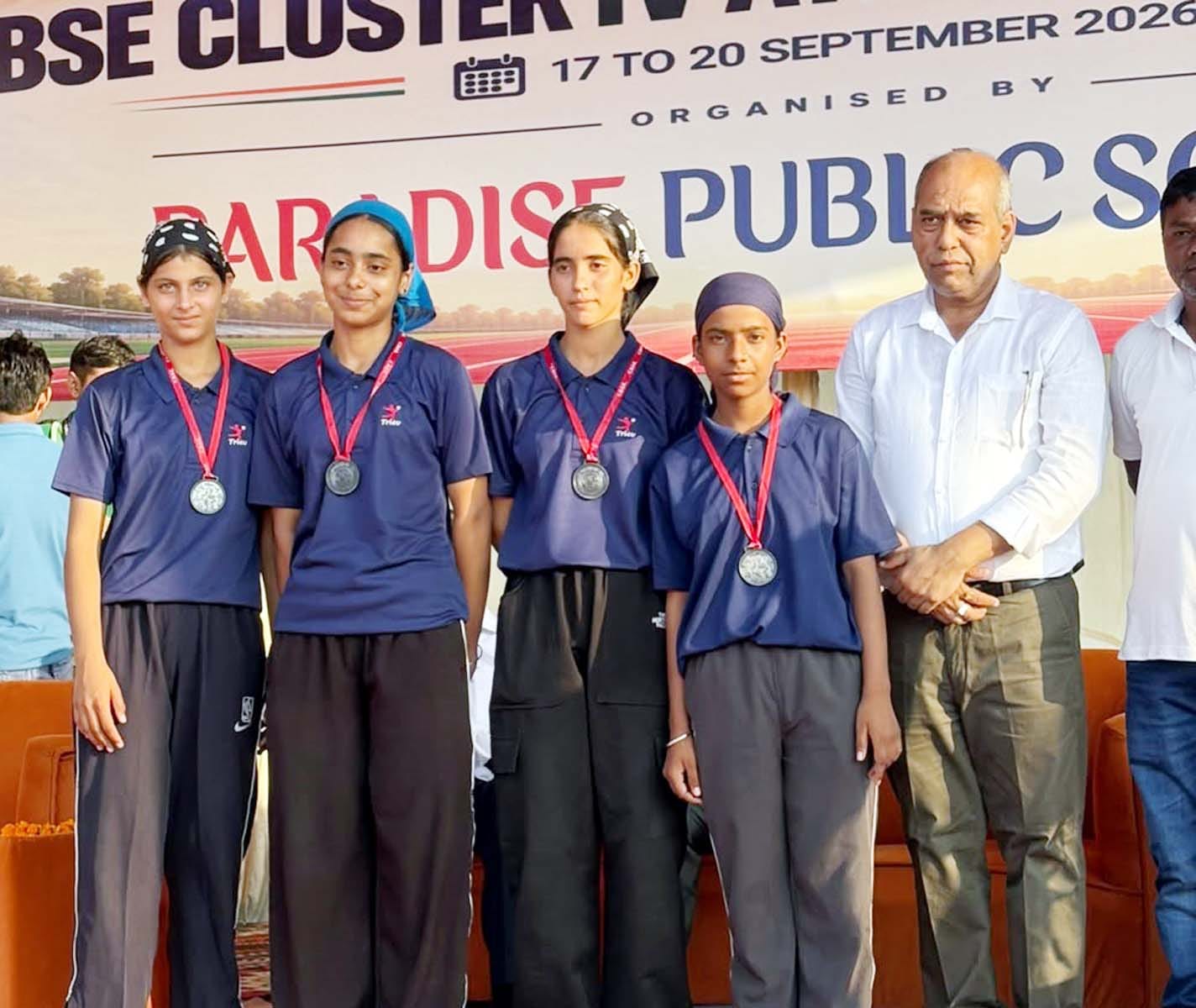 मीरी पीरी खालसा एकेडमी के बच्चे पदकों के साथ। स्रोत : स्कूल