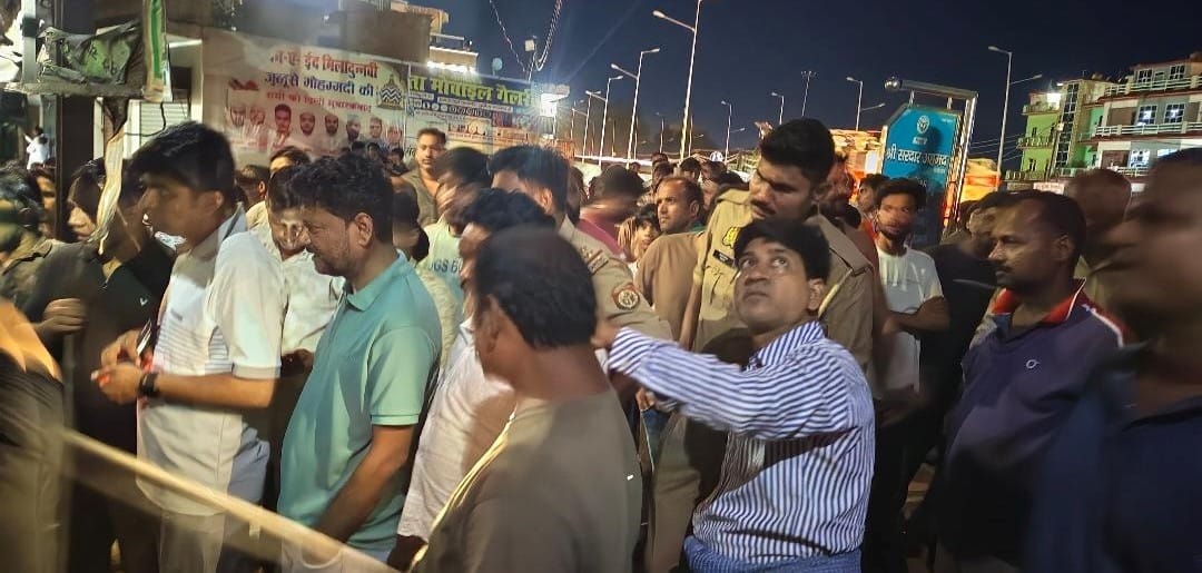 Electronics shop suffers losses worth lakhs due to fire caused by a short circuit.