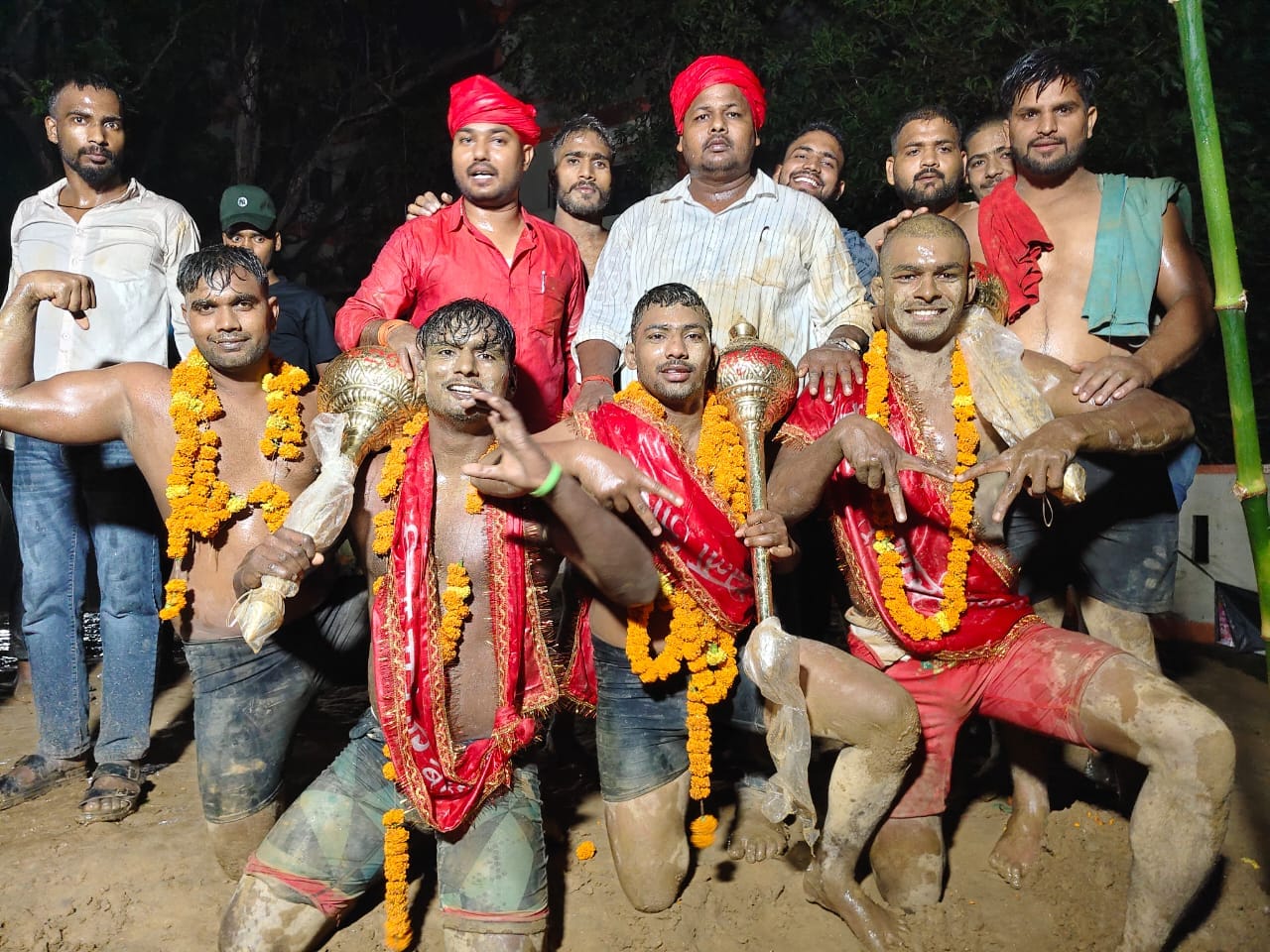 निछुआडीह स्थित परमेश्वरी मंदिर परिसर में चल रहे दंगल प्रतियोगिता के सम्मानित विजेता प्रतिभागि