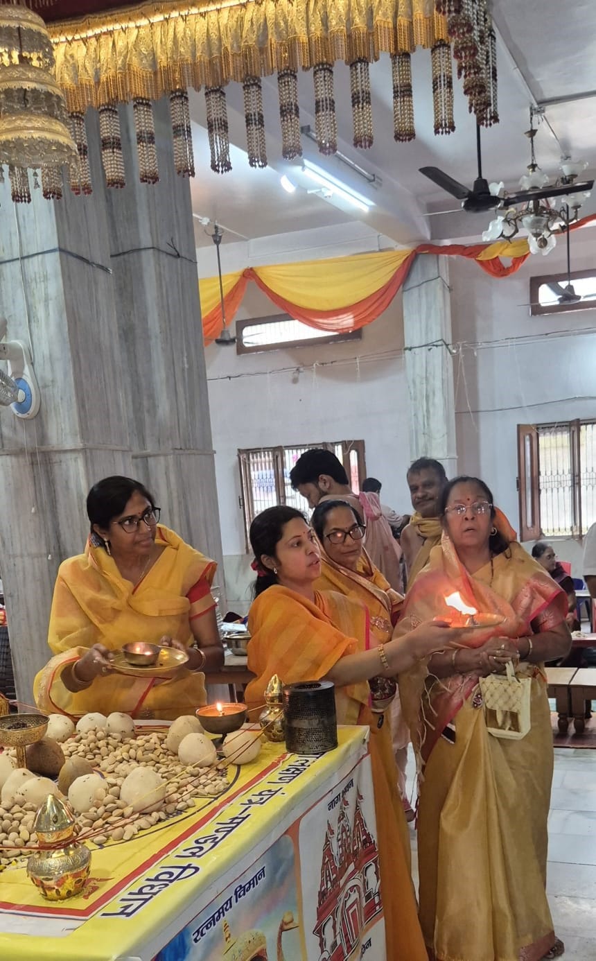 नगर के जैन मंदिर में पूजा-अर्चना करती जैन समाज की महिलाएं। संवाद