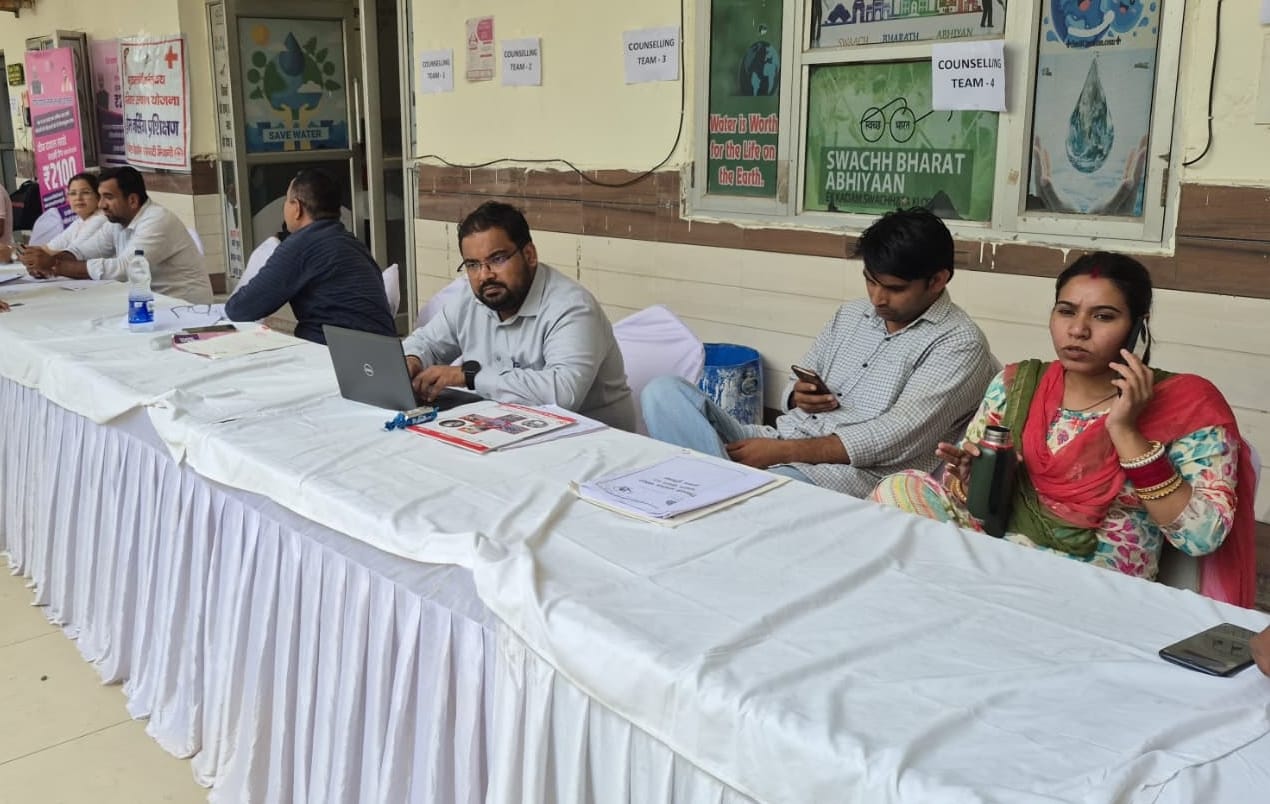 नगर परिषद कार्यालय में स्टॉल पर नागरिकों का इंतजार करते कर्मचारी।