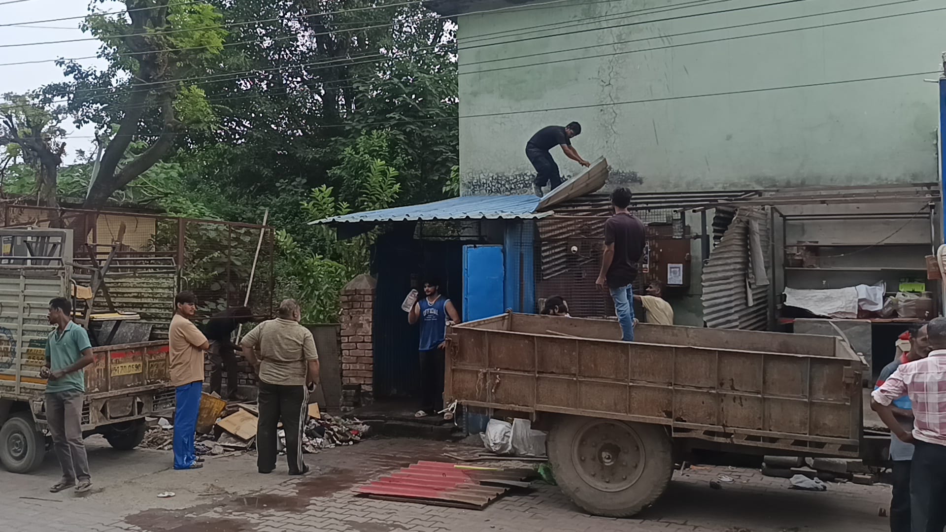 नगर परिषद पांवटा साहिब की टीम सिविल अस्पताल के समीप से अतिक्रमण हटाते हुए। संवाद