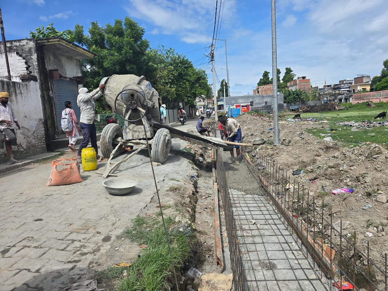 People stopped the drain work due to the use of thin iron rods.