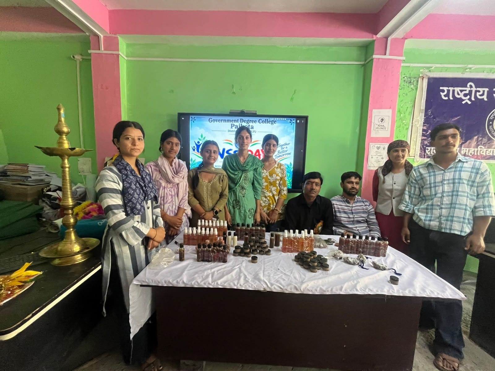 पझौता कॉलेज में कार्यक्रम के दौरान शिक्षक व विद्यार्थी। स्रोत: कॉलेज