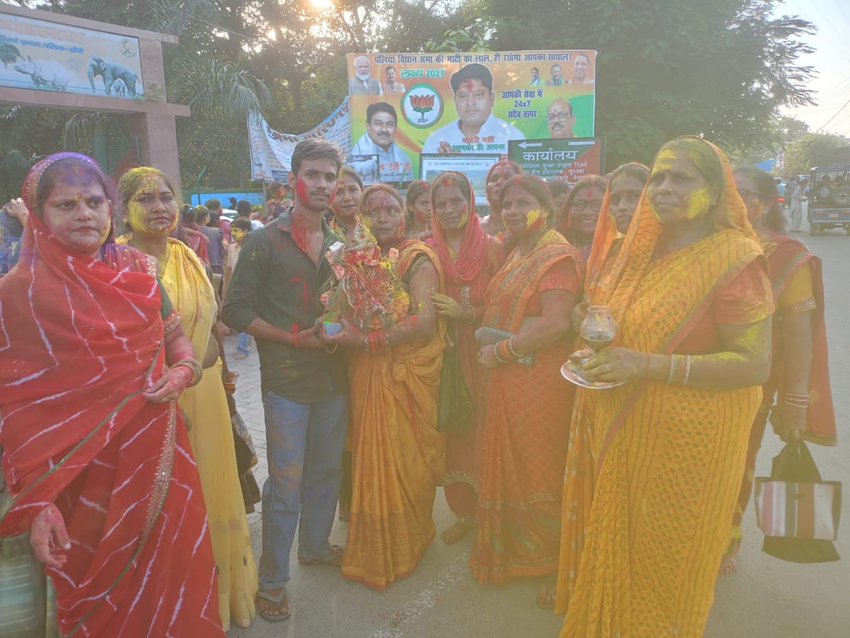 Ganpati departs amidst cheers, devotees dance to hymns