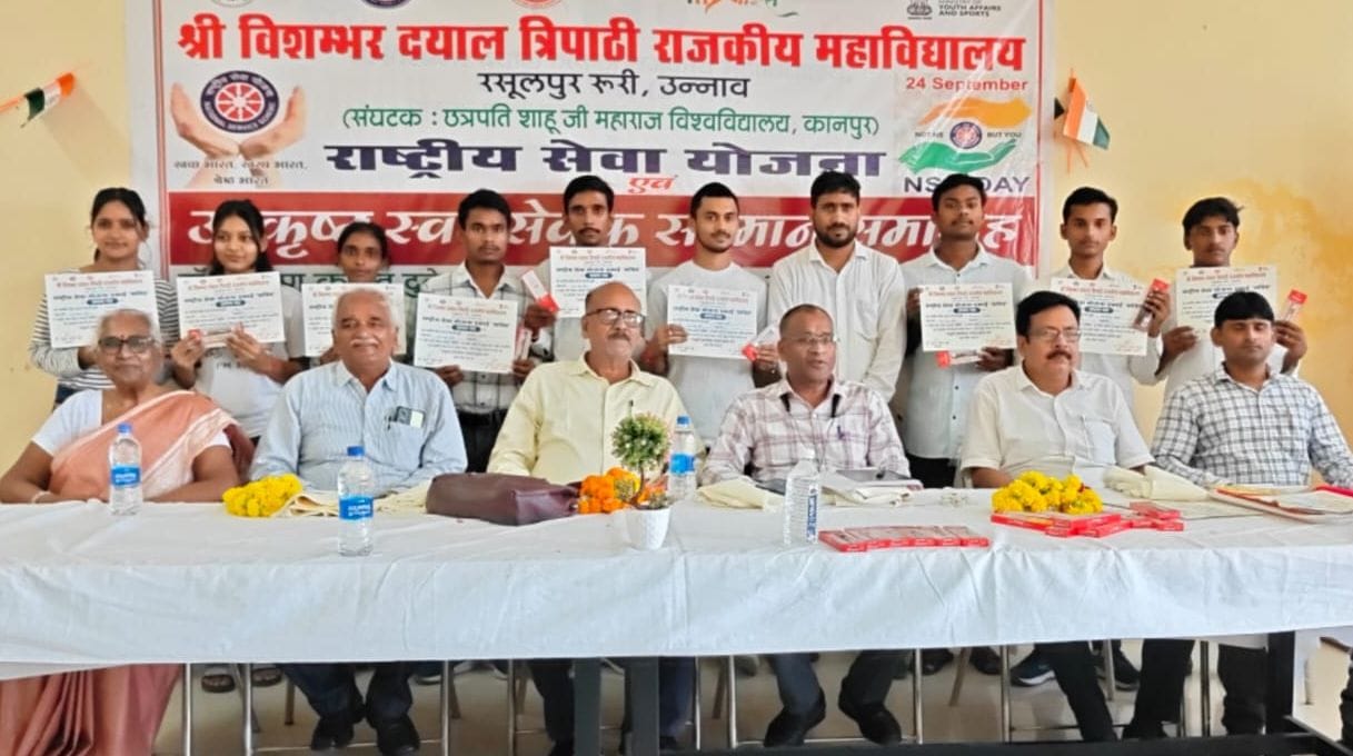 प्रमाण पत्र दिखाते स्वयंसेवक। संवाद